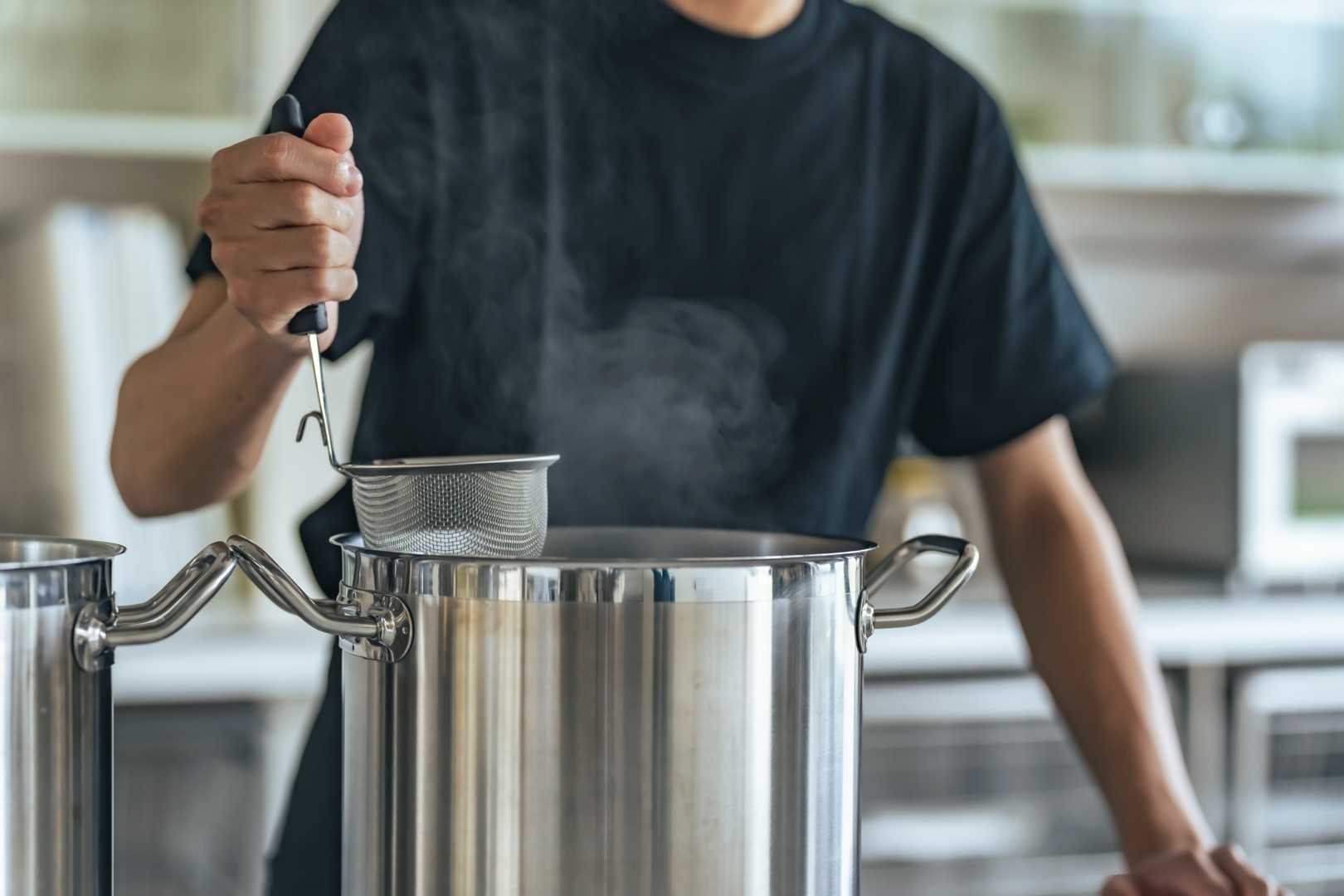 厨房で働くスタッフ